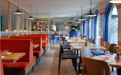 Dining area perfect for coworking at Hilton Cobham.