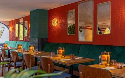 Dining area perfect for coworking at Hilton Cobham.