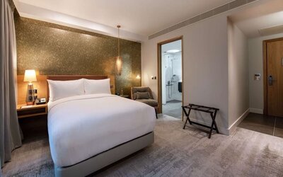 Spacious day use room at Lincoln Plaza London, Curio Collection By Hilton.