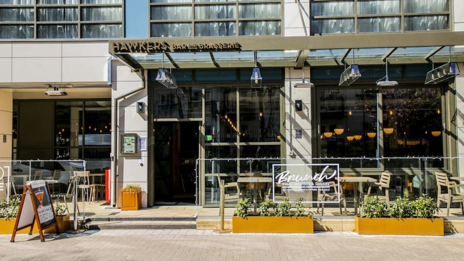 Alfresco dining perfect for coworking at DoubleTree by Hilton London Kingston upon Thames.