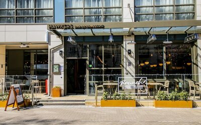 Alfresco dining perfect for coworking at DoubleTree by Hilton London Kingston upon Thames.