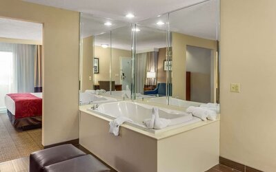 Day room with jacuzzi at Comfort Suites Oakbrook Terrace.