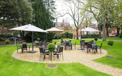 Lovely outdoor garden perfect for coworking at DoubleTree By Hilton Stratford-upon-Avon.