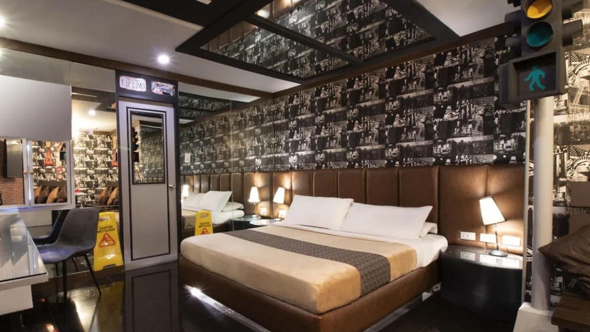 Romantic king room at Victoria Court Canley - Pasig.