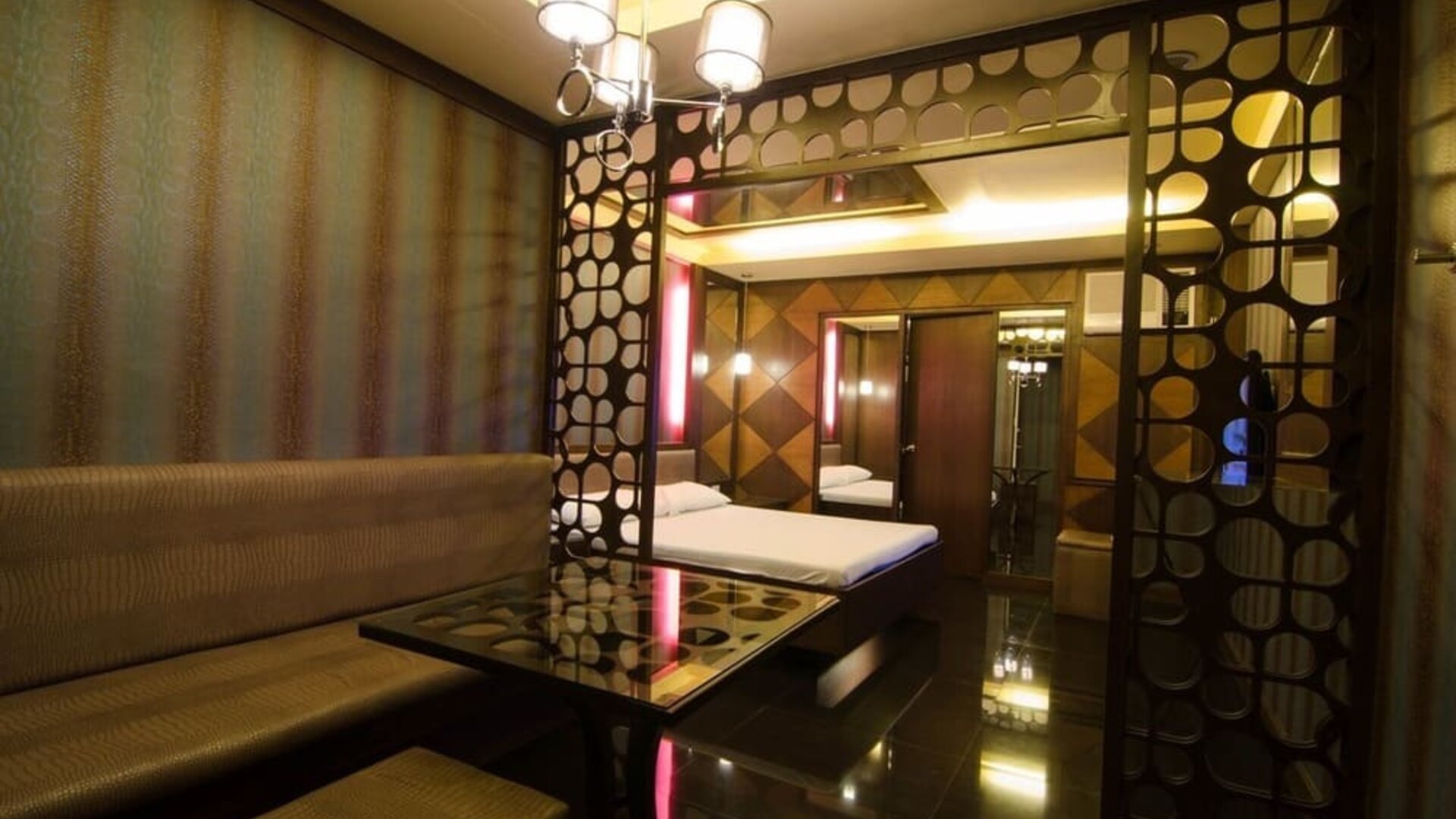 King room at Victoria Court Suites.