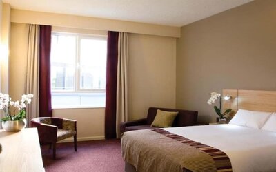 Day use room with natural light at Leonardo Hotel Aberdeen.