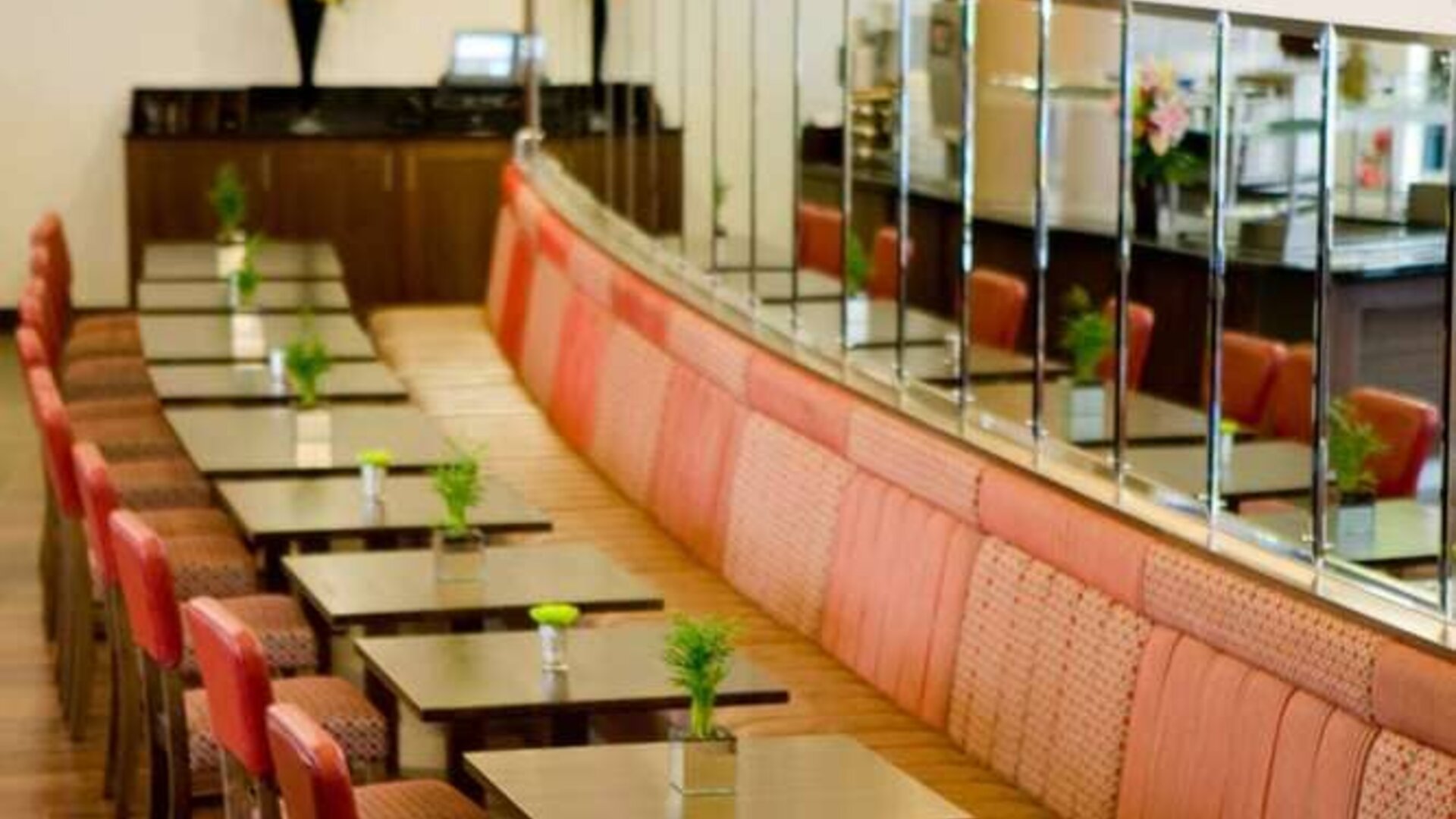 Dining area perfect for coworking at Leonardo Hotel Aberdeen.