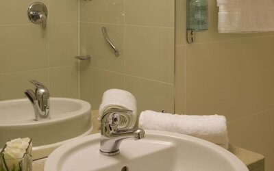 Guest bathroom with shower at Leonardo Hotel Aberdeen.