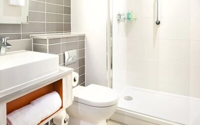 Guest bathroom with shower at Leonardo Hotel Belfast.

