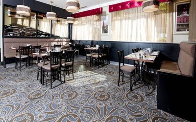 Dining area perfect for coworking at Leonardo Hotel Cork.
