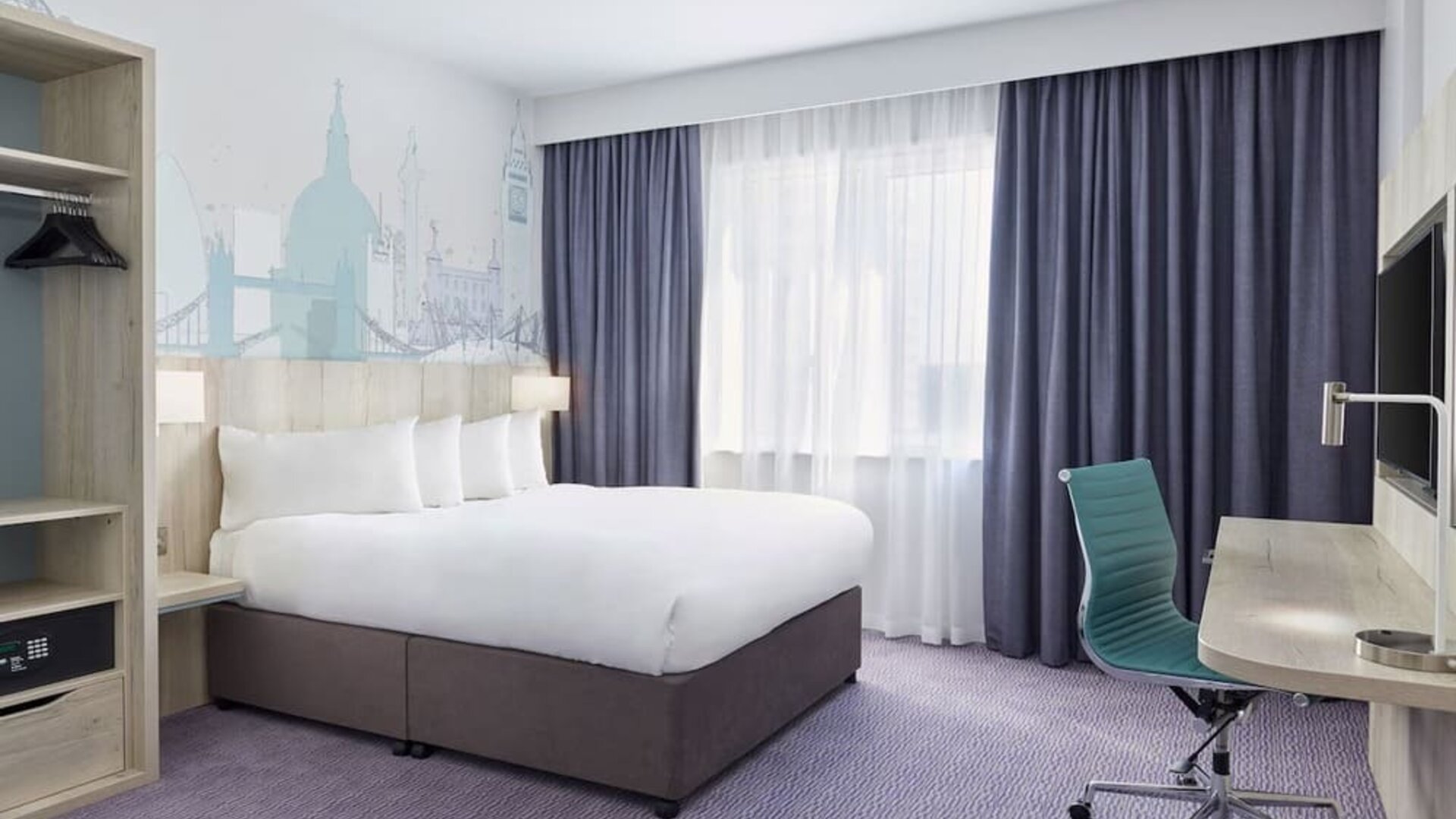 Day use room with work desk at Leonardo Hotel London Croydon.