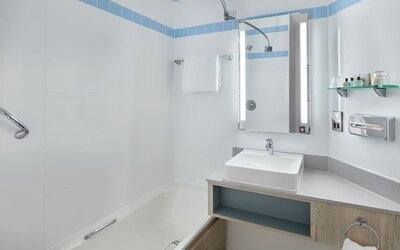 Guest bathroom with shower at Leonardo Hotel London Croydon.