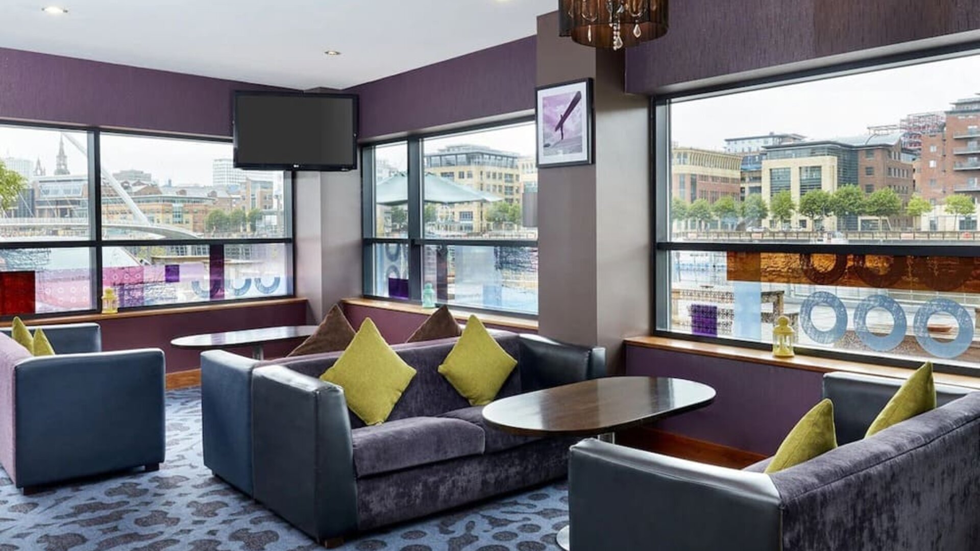 Hotel bar perfect for coworking at Leonardo Hotel Newcastle Quayside.