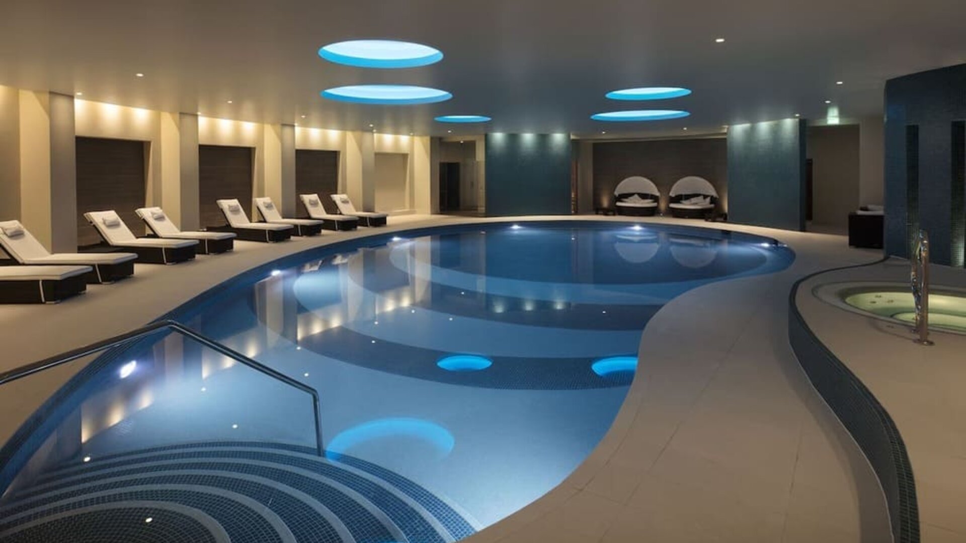 Refreshing indoor pool at Leonardo Hotel And Conference Venue Hinckley Island.