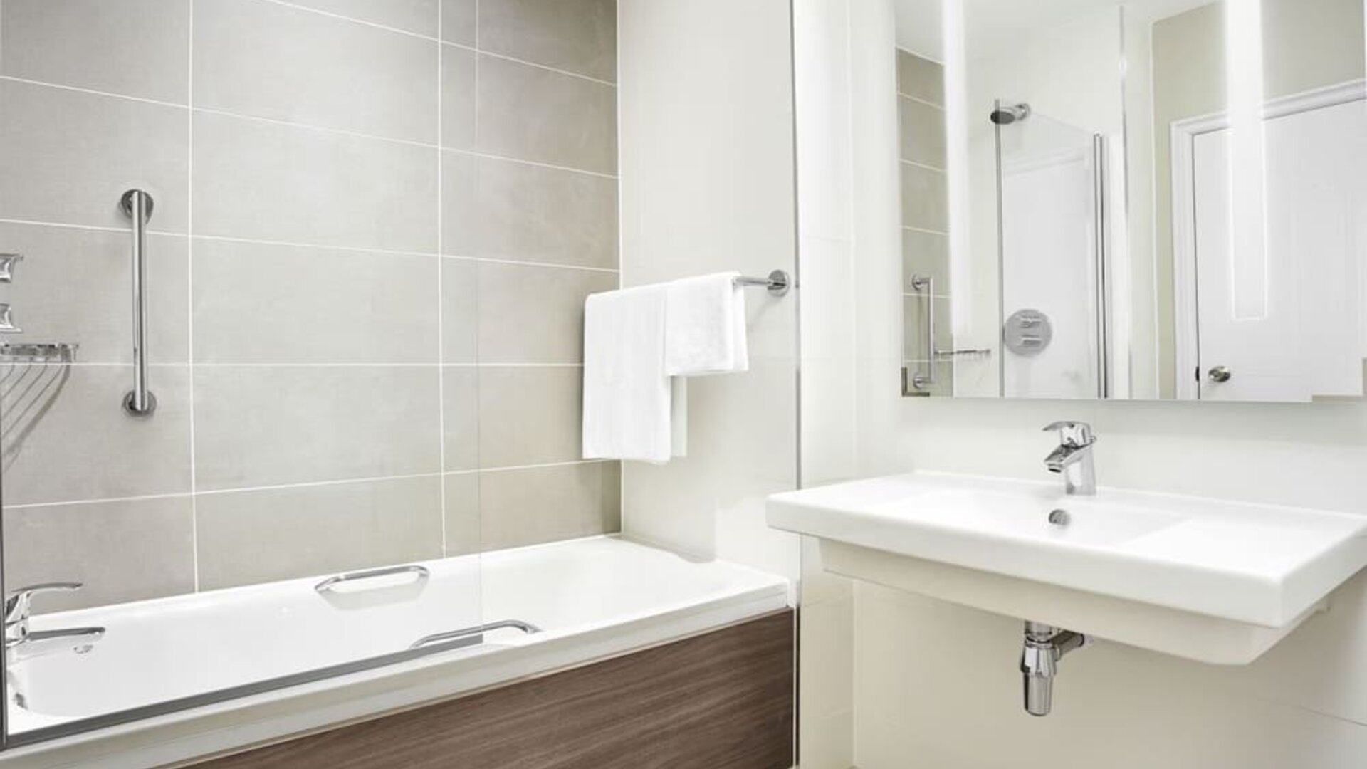Guest bathroom with shower and tub at Leonardo Hotel And Conference Venue Hinckley Island.