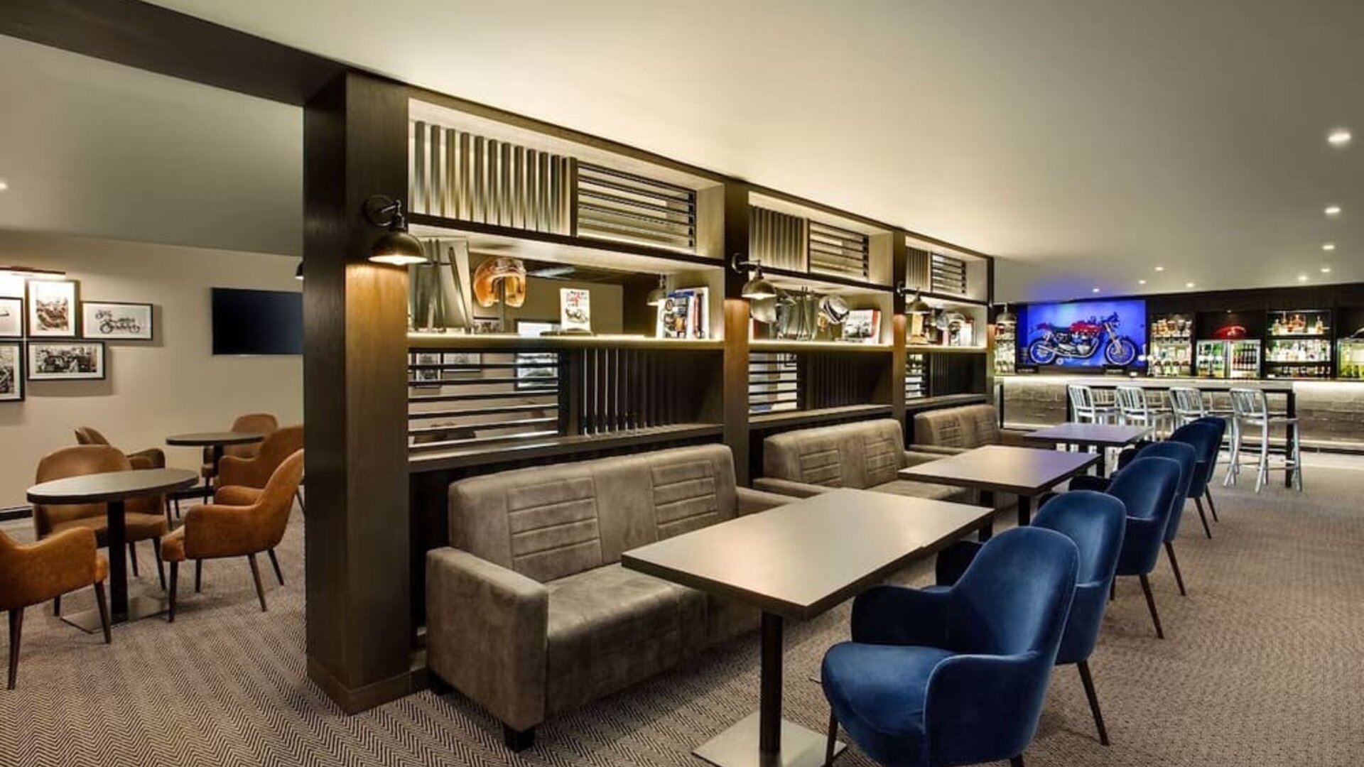 Hotel bar perfect for coworking at Leonardo Hotel And Conference Venue Hinckley Island.