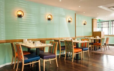 Dining area perfect for coworking at Leonardo Inn Aberdeen Airport.
