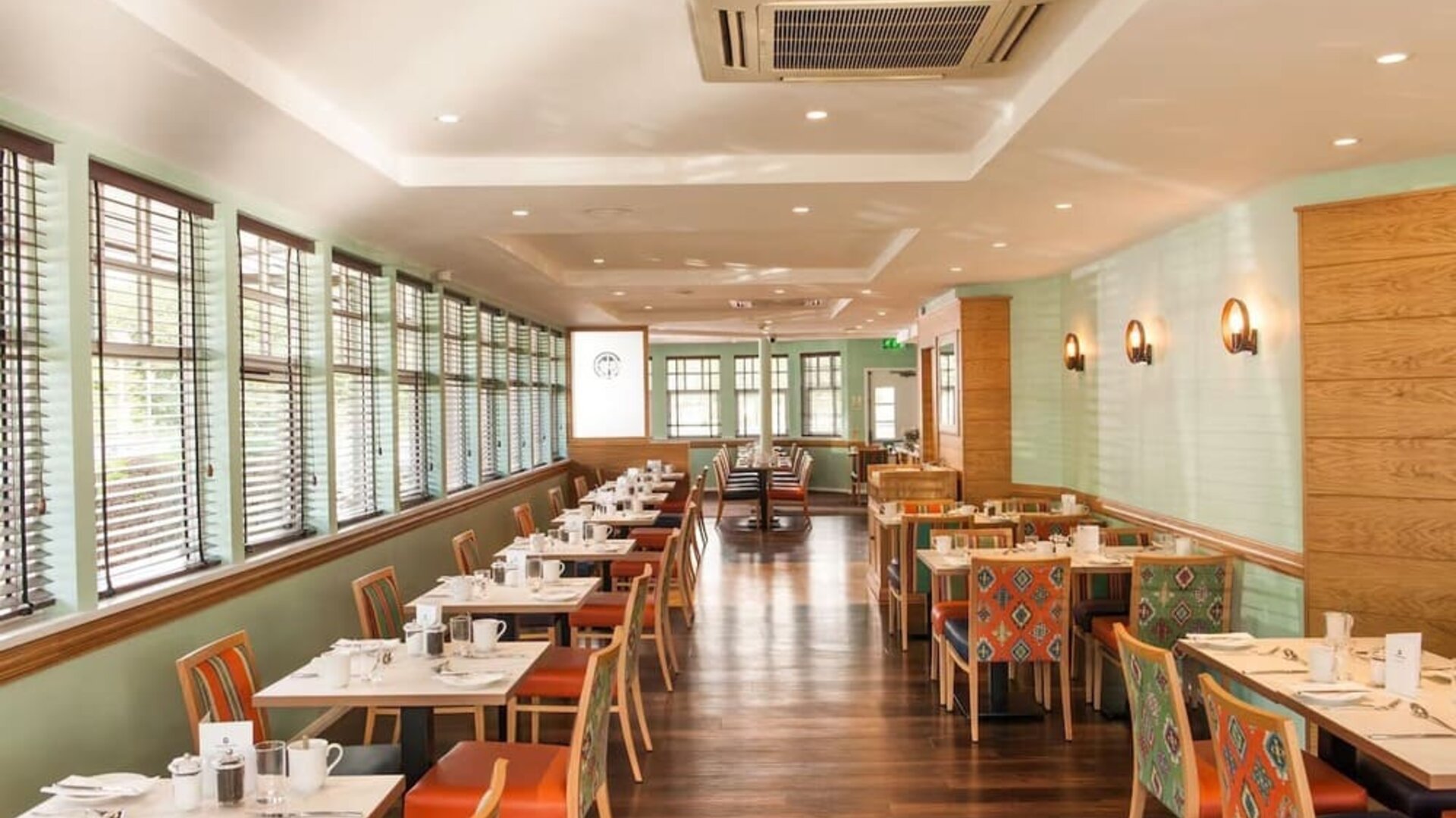 Dining area perfect for coworking at Leonardo Inn Aberdeen Airport.