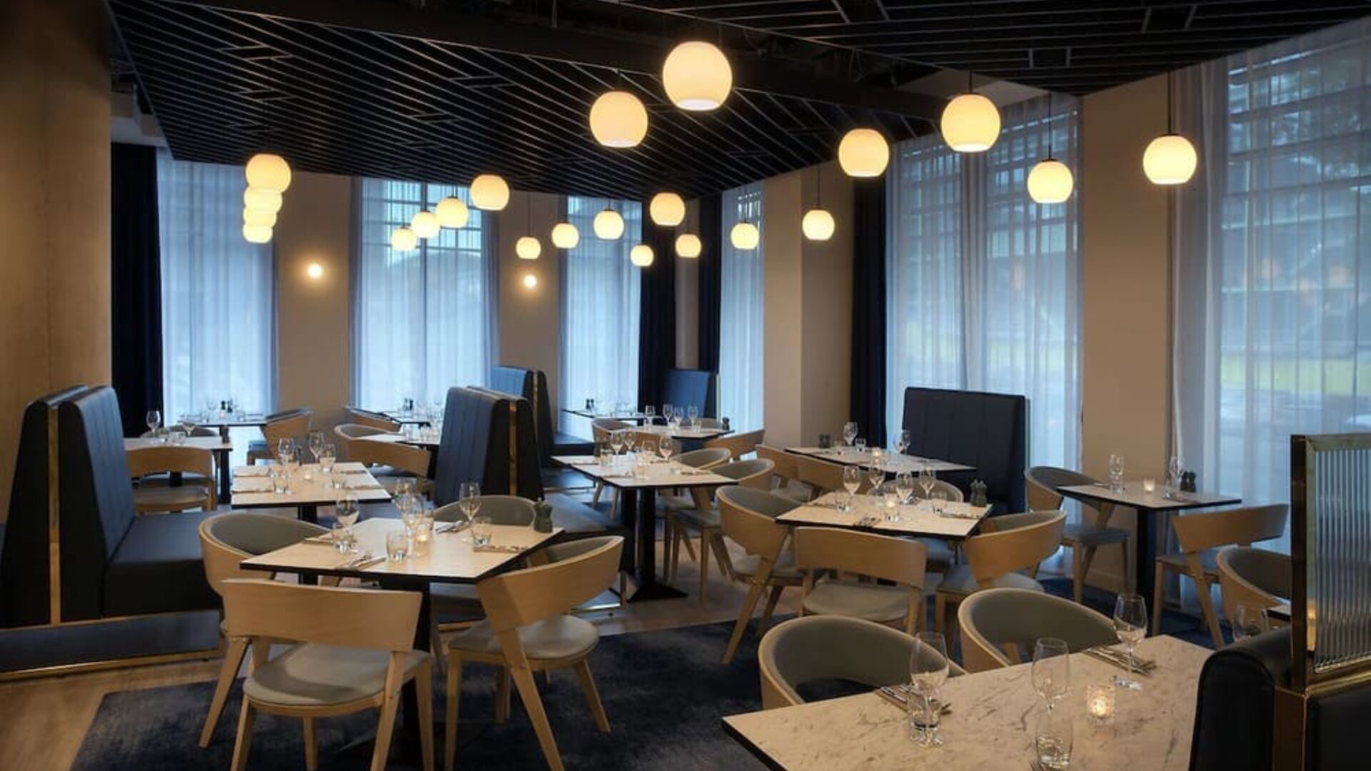 Dining area perfect for coworking at Leonardo Hotel Bristol City.