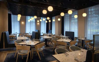 Dining area perfect for coworking at Leonardo Hotel Bristol City.