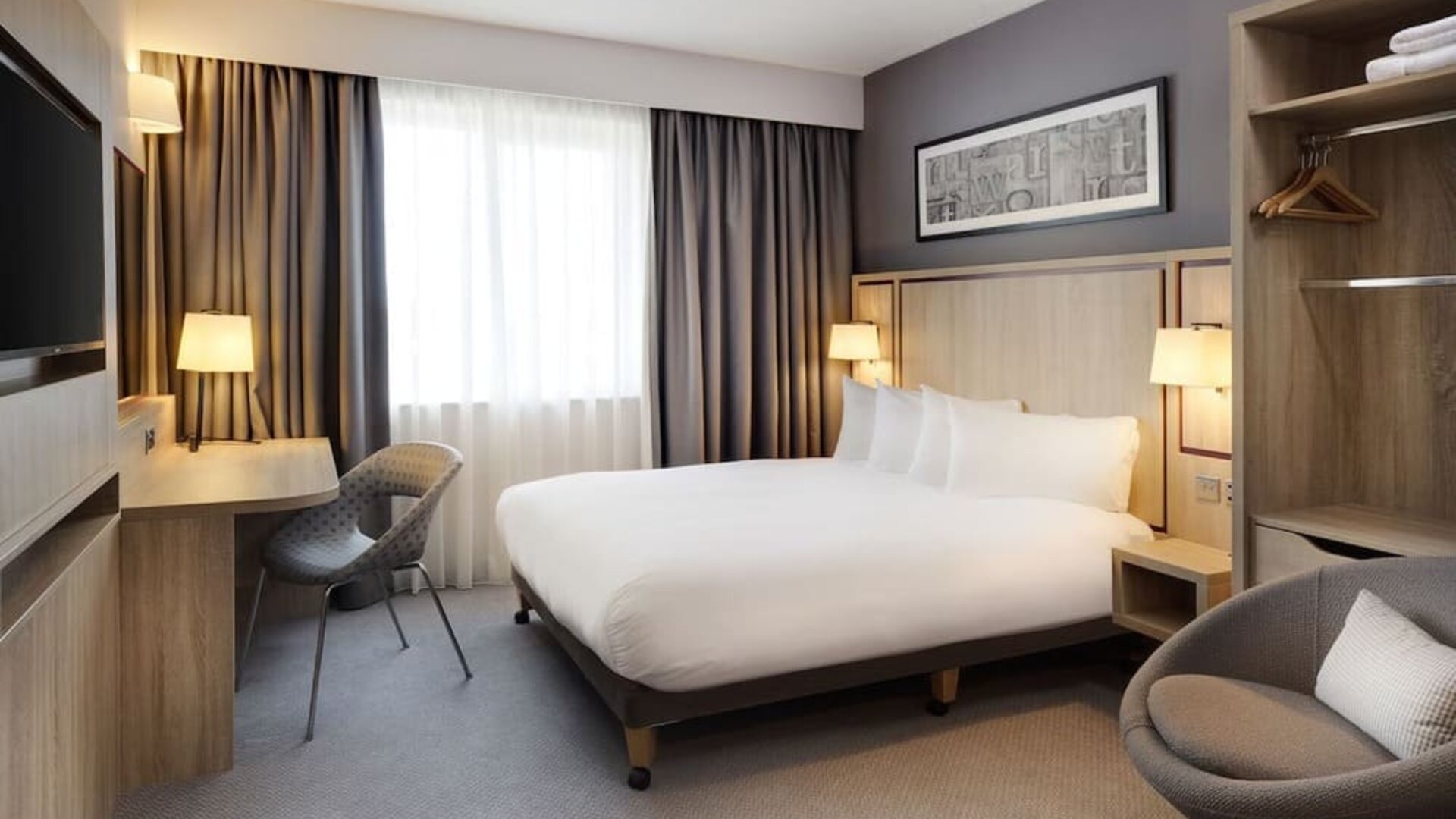 Spacious king room at Leonardo Hotel London Watford.