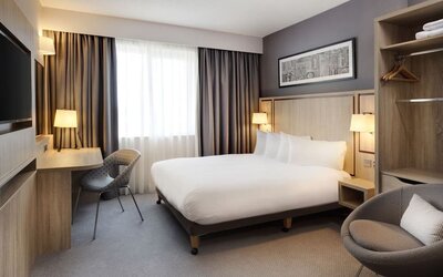 Spacious king room at Leonardo Hotel London Watford.