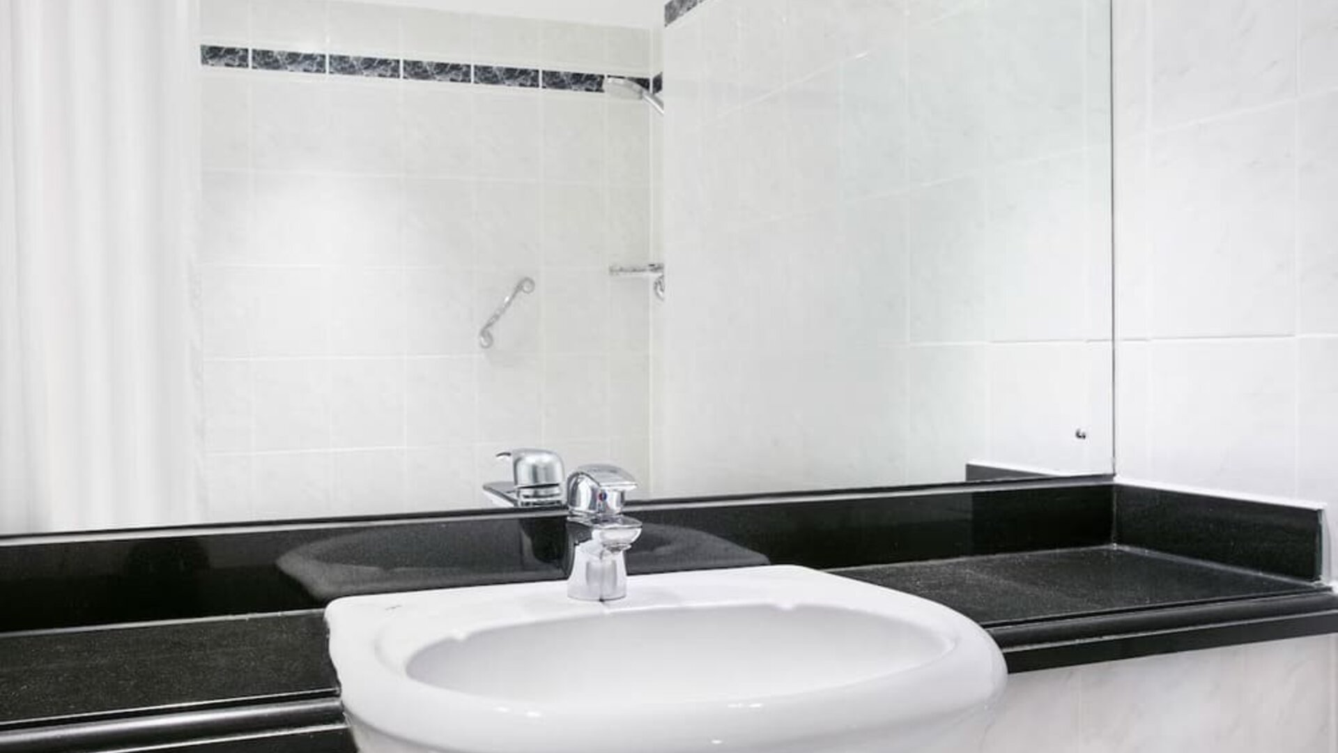 Guest bathroom at Leonardo Hotel Middlesbrough.