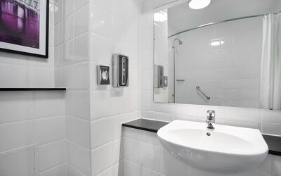 Guest bathroom at Leonardo Hotel Inverness.