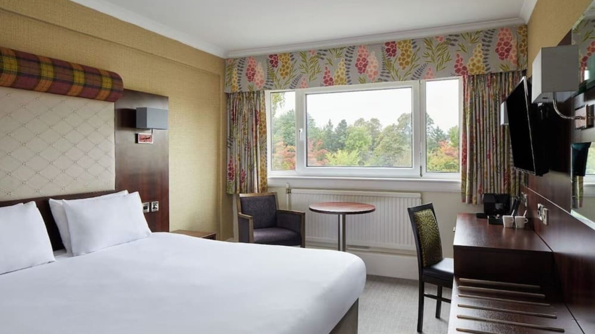 Day use room with natural light at Leonardo Inn Glasgow West End.
