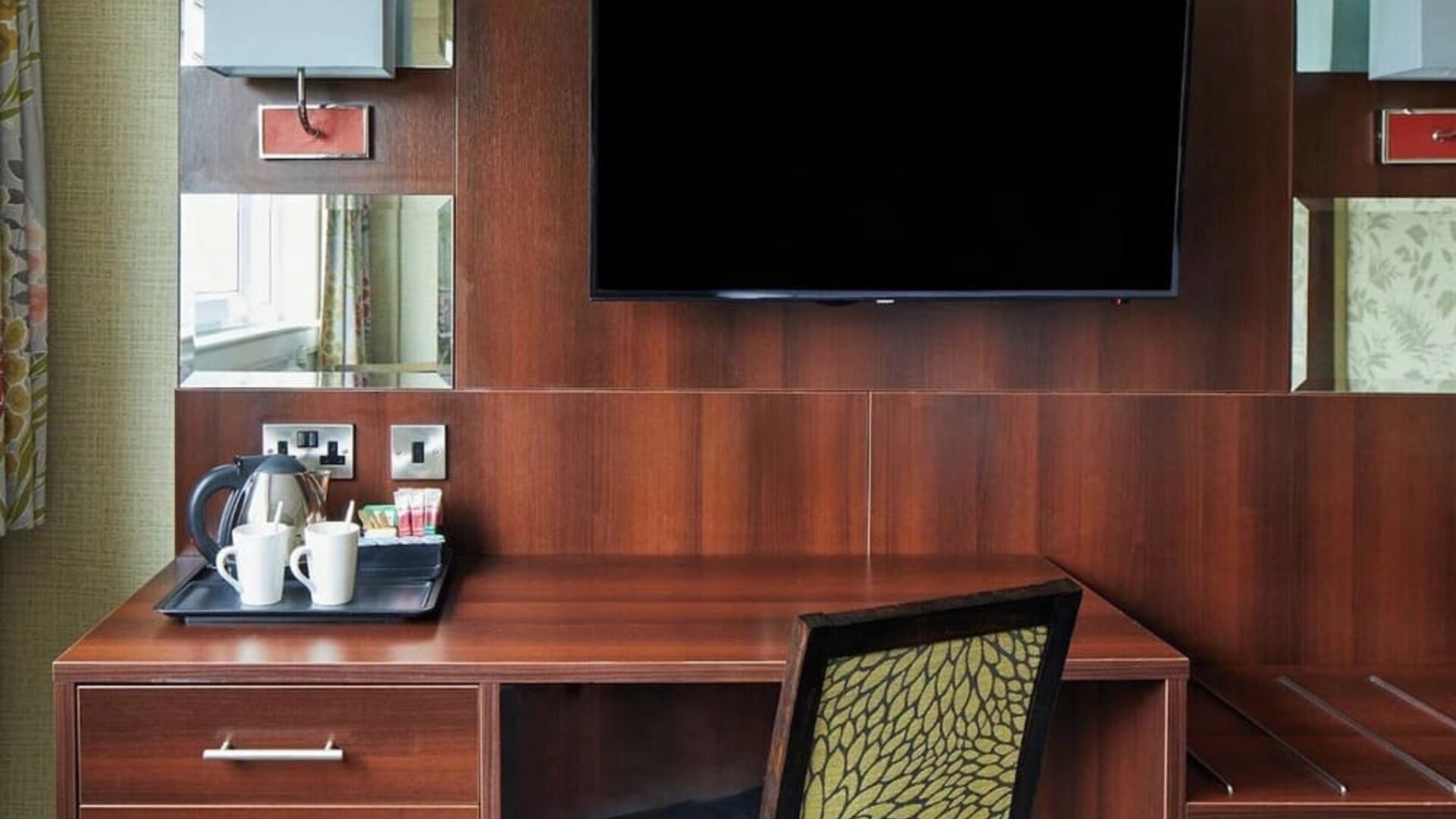 Day use room amenities like TV and coffee maker at Leonardo Inn Glasgow West End.