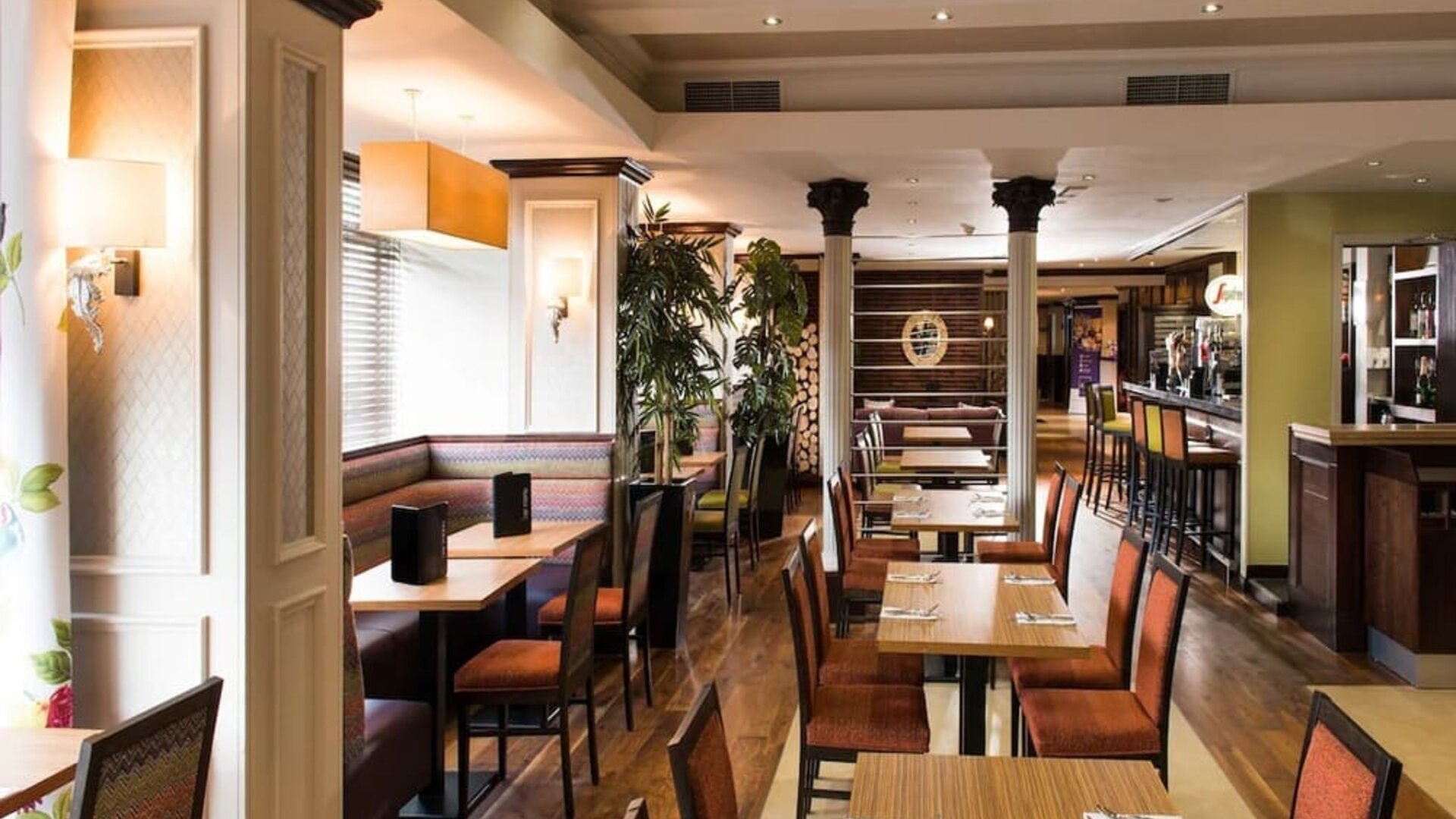Dining area perfect for coworking at Leonardo Inn Glasgow West End.
