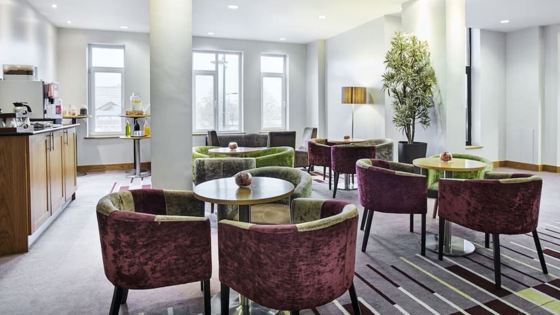 Hotel coffee shop, lounge and coworking at Leonardo Hotel Swindon.