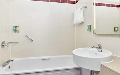 Guest bathroom at Leonardo Hotel Swindon.