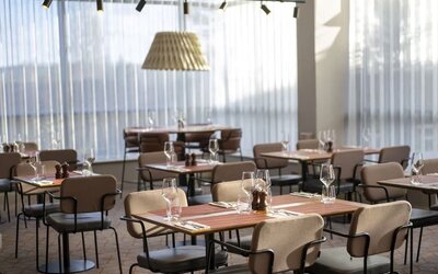 Dining area perfect for coworking at Hilton Garden Inn London Heathrow Airport.