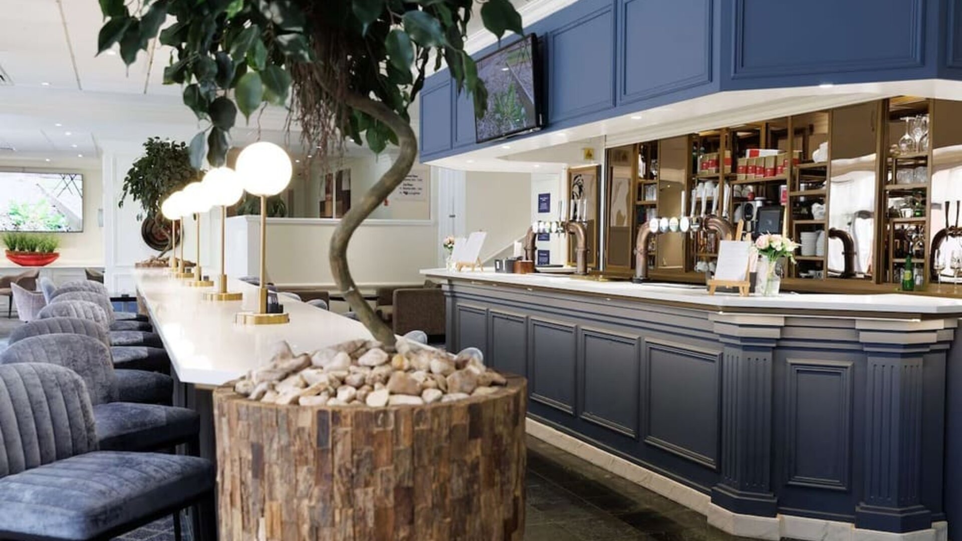 Hotel bar perfect for coworking at Hilton Northampton.