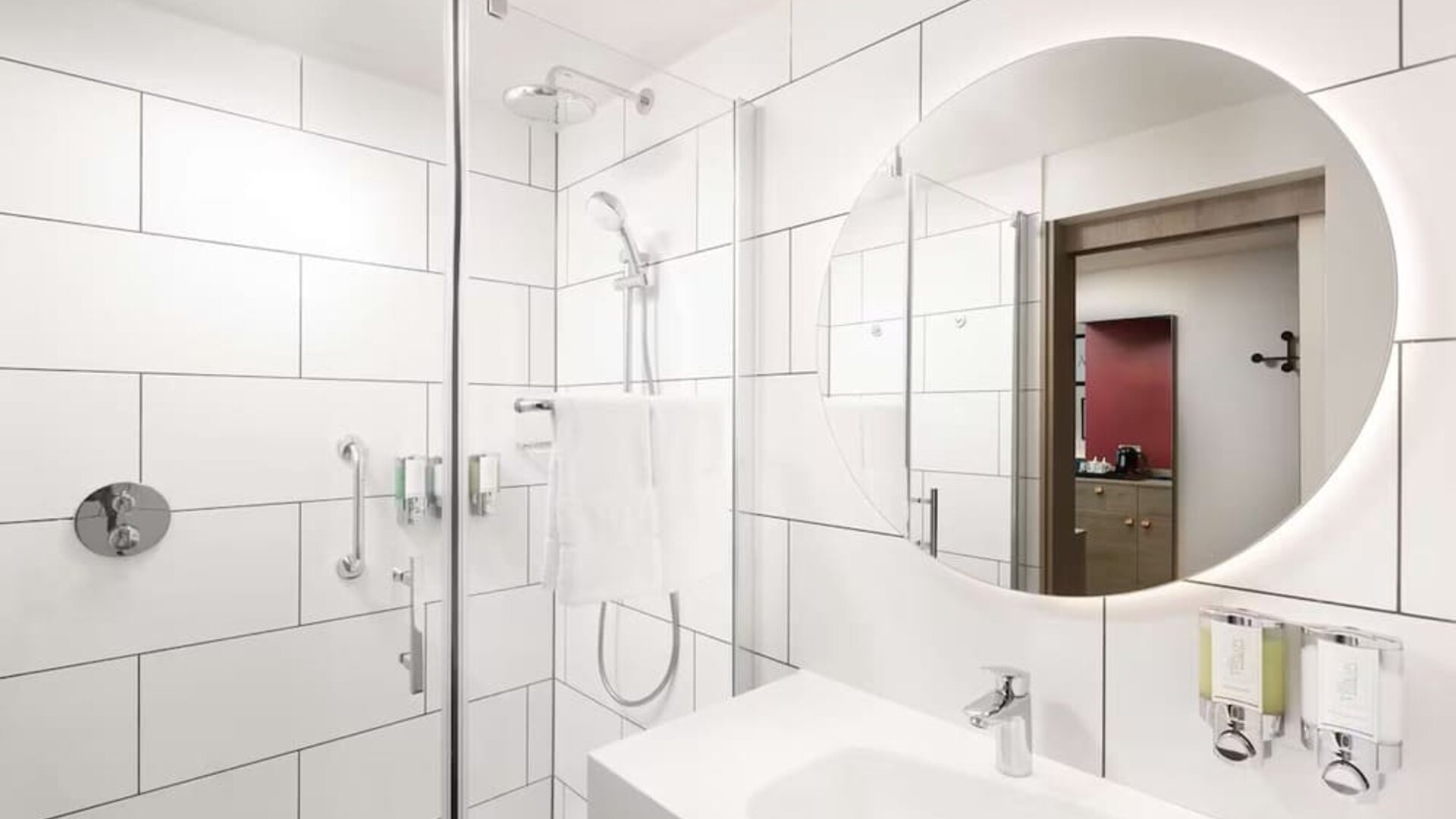 Guest bathroom with shower at Hampton By Hilton London City. 