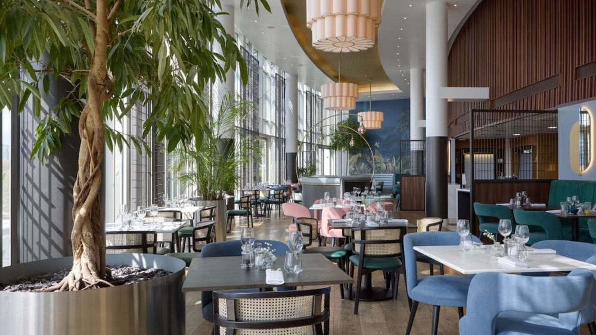 Dining area perfect for coworking at DoubleTree By Hilton London Excel.
