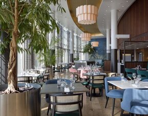 Dining area perfect for coworking at DoubleTree By Hilton London Excel.
