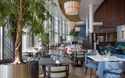 Dining area perfect for coworking at DoubleTree By Hilton London Excel.
