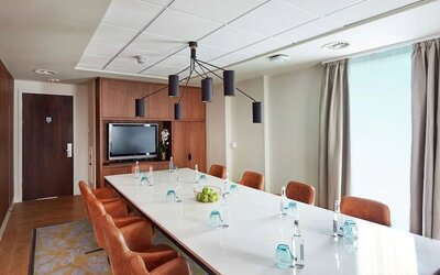 Professional meeting room at DoubleTree By Hilton London Excel.
