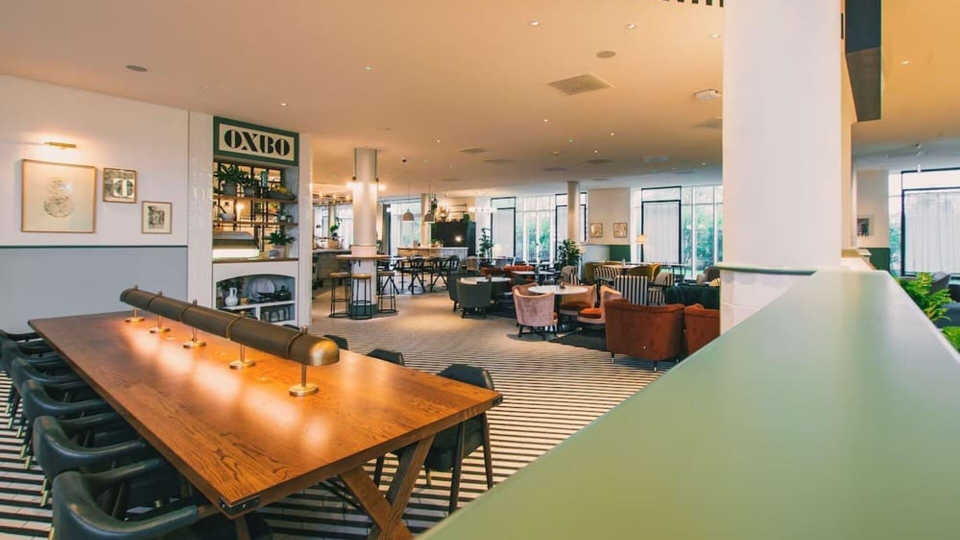 Restaurant area perfect for lounge and co-working at the Hilton Reading. 