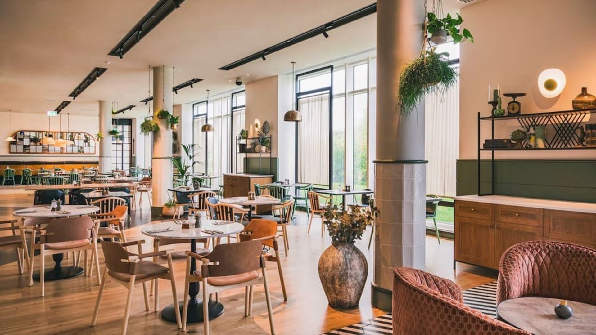 Restaurant area perfect for co-working at the Hilton Reading.