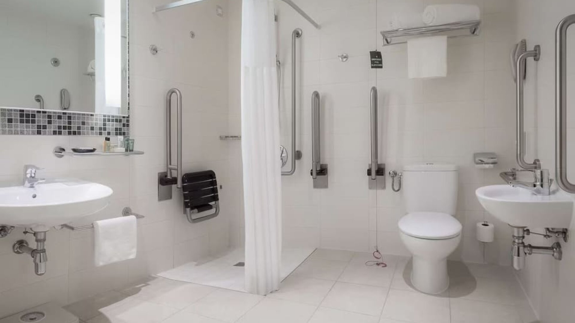 Guest bathroom at the Hilton Reading.