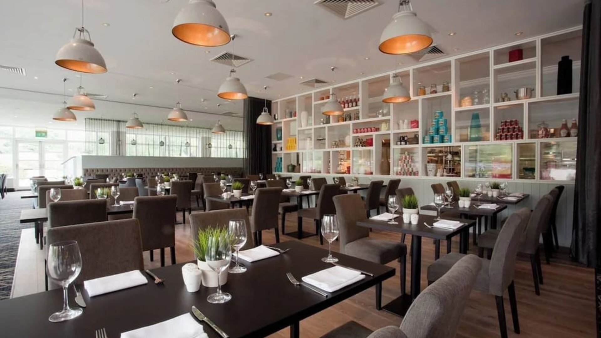 Dining area perfect for coworking at DoubleTree By Hilton Coventry.