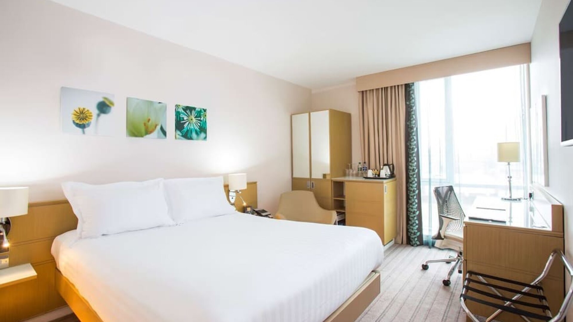 King bed with natural light at Hilton Garden Inn Glasgow City Centre.