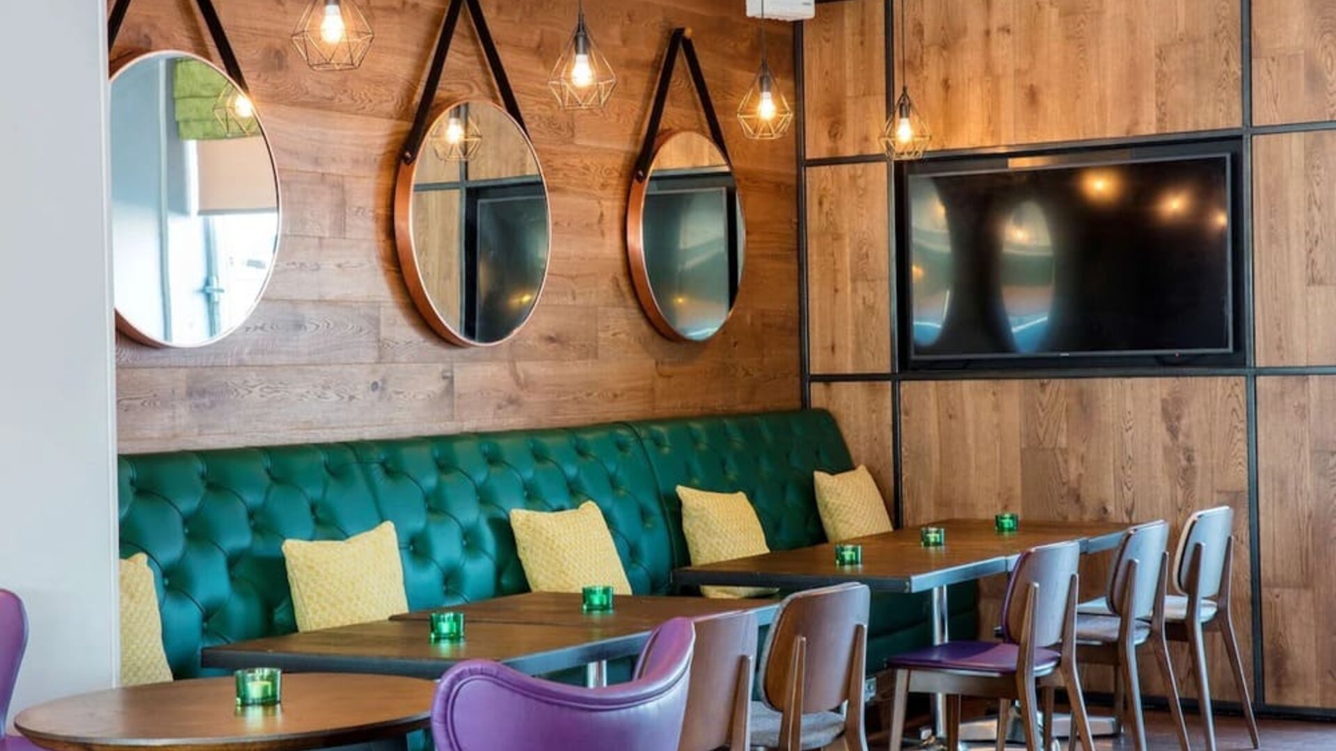Dining area perfect for coworking at Hilton Garden Inn Glasgow City Centre.
