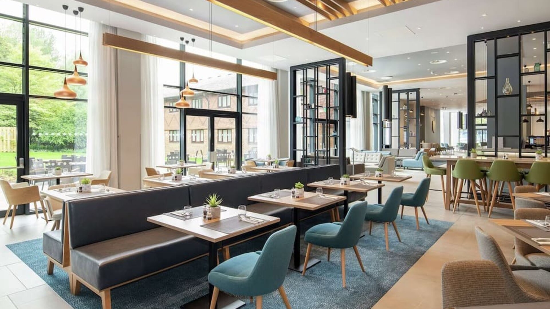 Spacious dining area perfect for coworking at Hilton Garden Inn Abingdon Oxford.