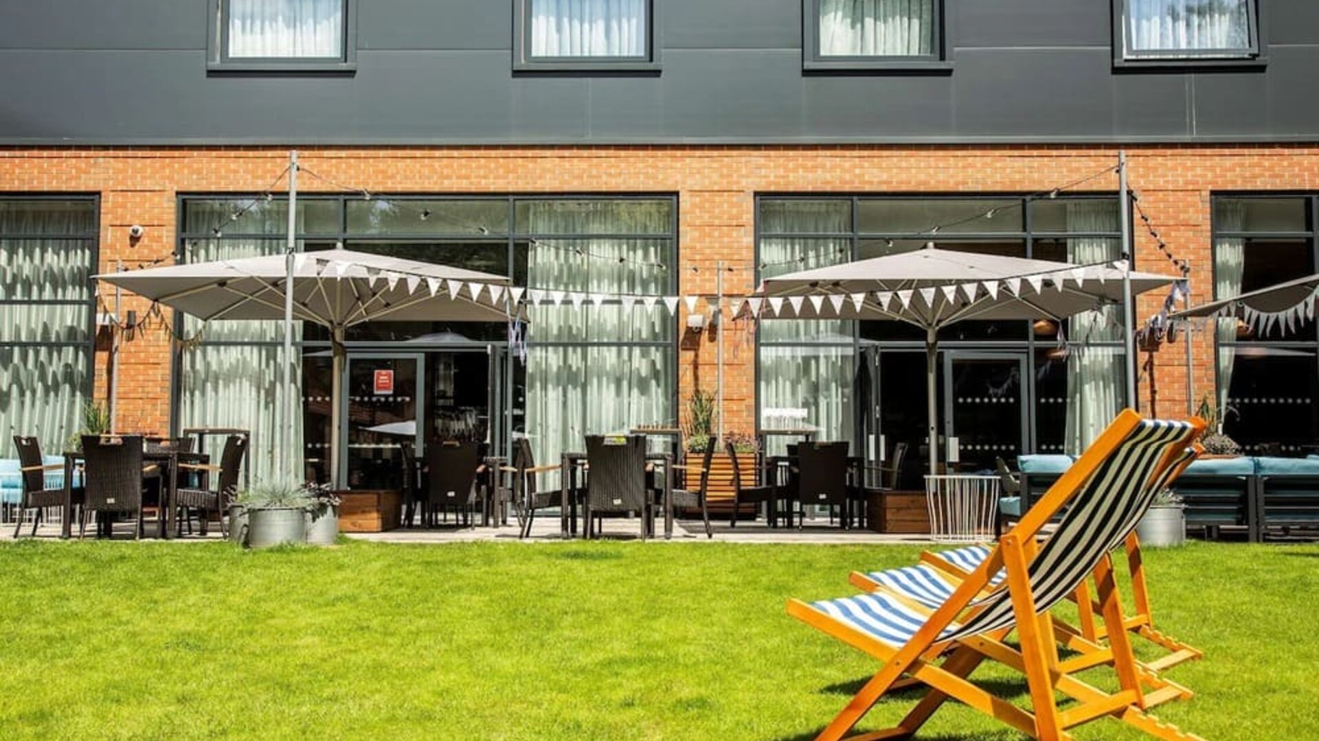 More seats available in the garden at Hilton Garden Inn Abingdon Oxford.