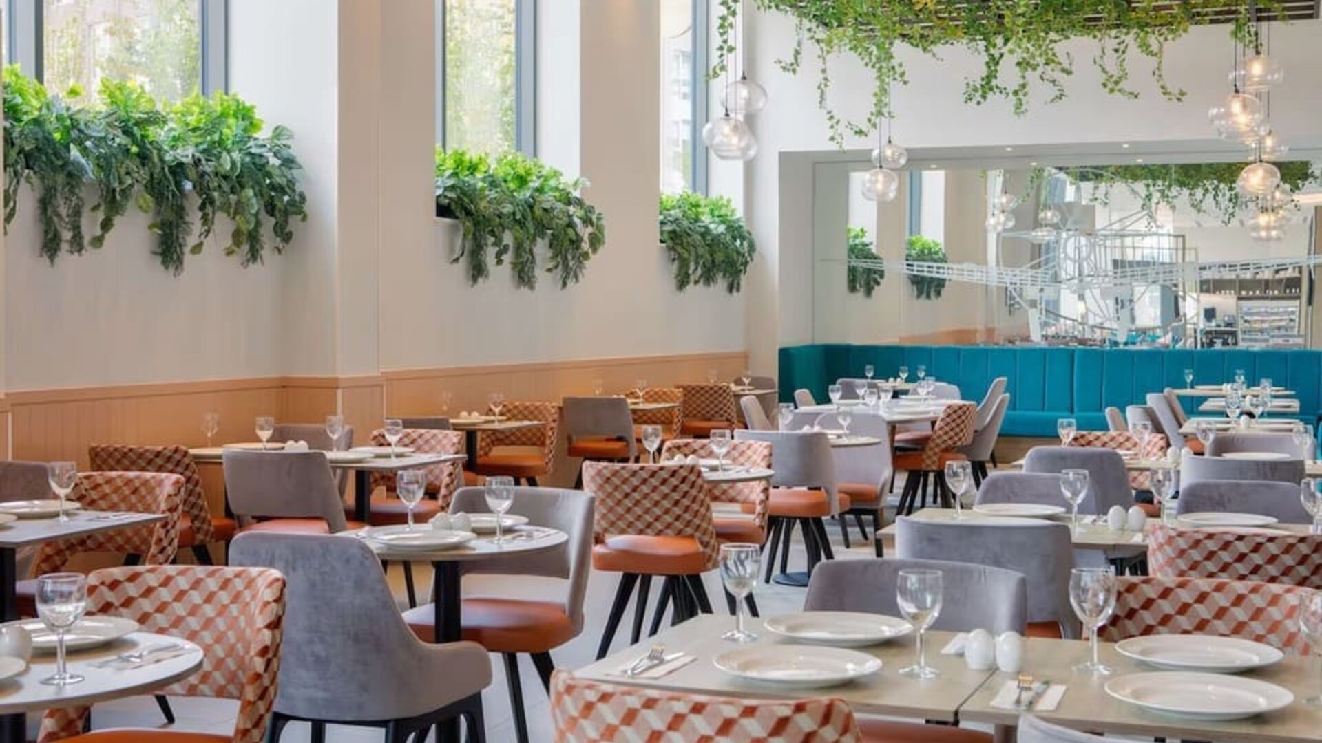 Dining area perfect for coworking at Hilton Garden Inn Stoke On Trent.
