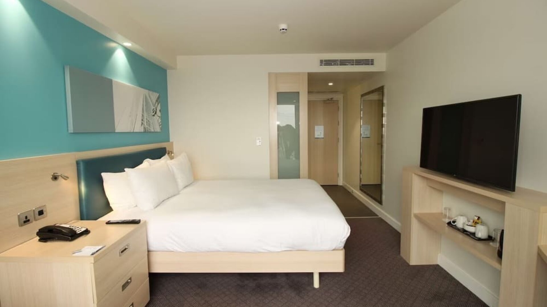 Day use room with TV and workdesk at the Hampton by Hilton London Docklands.